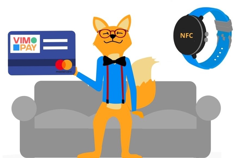 Man sieht den Smarthome Fuchs mit einer VIMpay Kreditkarte und eine NFC-Smartwatch.